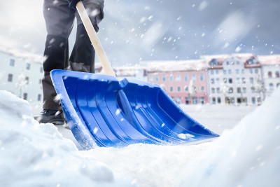 冬天用雪铲除雪