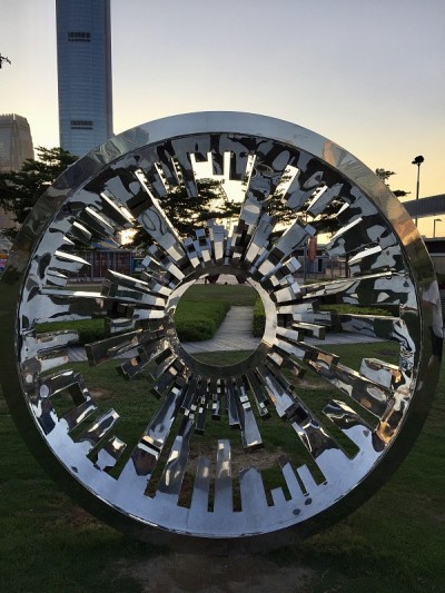 香港，正式名称为中华人民共和国香港特别行政区(香港特区)，是中华人民共和国的都会区和特别行政区。