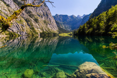 阳光下碧绿的欧伯湖美景