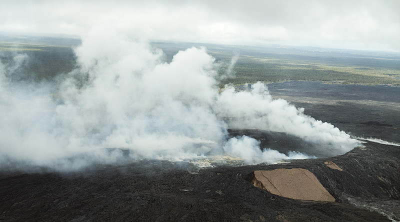 冒烟的普乌奥火山口夏威夷