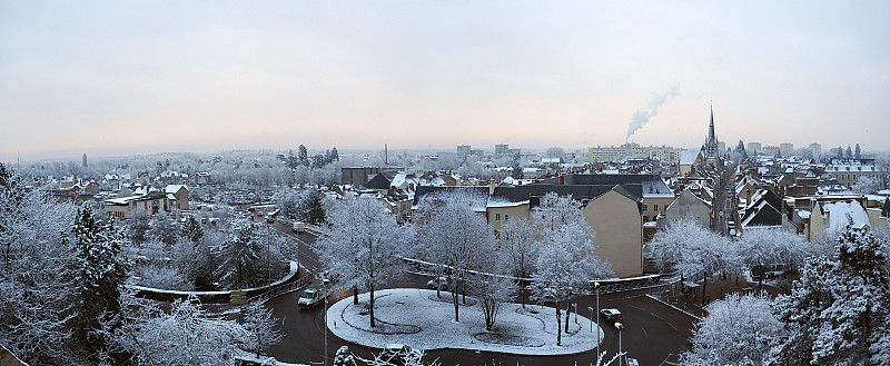 蒙达吉斯在雪下的全景