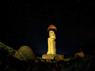 夜晚有星星的Muai(复活节岛)