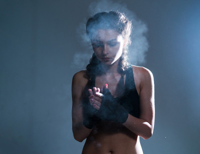 训练前戴着手绷带的拳击手健身女孩