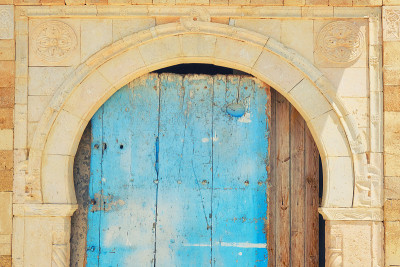 古老的蓝色门在Sidi Bou Said，房子与阿拉伯装饰突尼斯