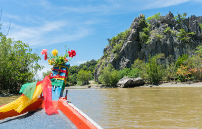 Khao Dang运河上的渔船和岩石或石山在Prachuap Khiri Khan泰国9