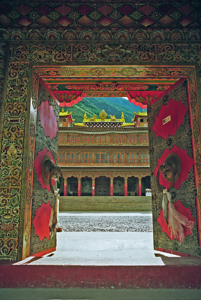 西藏寺院大门