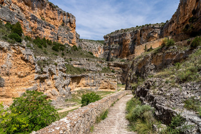 位于西班牙阿拉贡地区baranco de la Hoz Seca峡谷(干污沟)的贾拉拉巴圣母圣所，