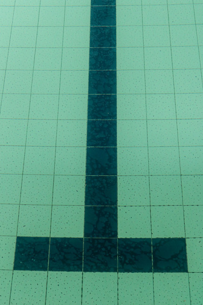 水池的T形深色瓷砖