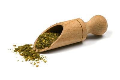 扎塔尔(zatar)，混合香草，芝麻和盐堆在白色的背景。