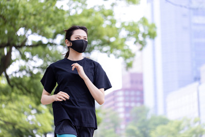 一个女人跑