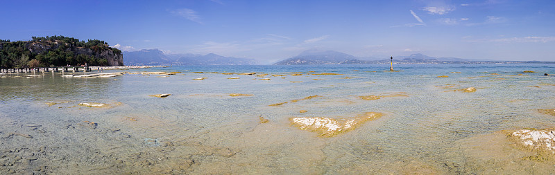 加尔达湖，灯塔，山脉和船88 Mpix全景图