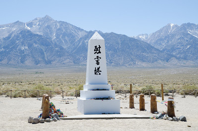 纪念方尖碑在Manzanar安置营地日本在加利福尼亚