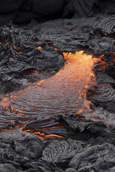 火山中炽热的火山熔岩