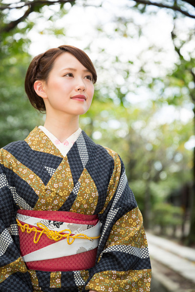 穿着传统和服的日本妇女