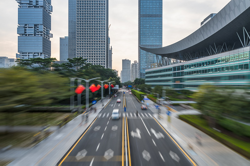 中国深圳的城市道路和现代化办公大楼