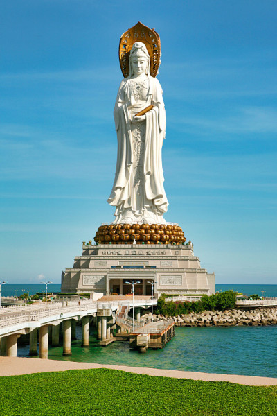 这是南山公园最大、最受欢迎的观音菩萨雕像。海南三亚。