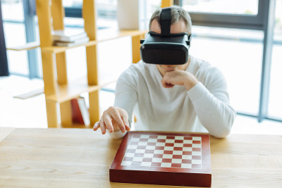 坐在棋盘前的体贴人