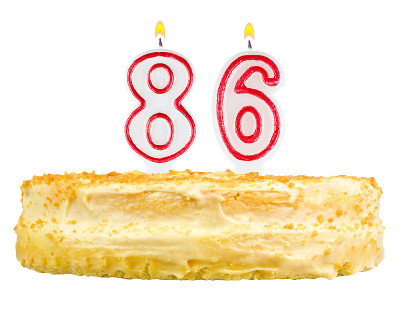 生日蛋糕与蜡烛数86孤立在白色