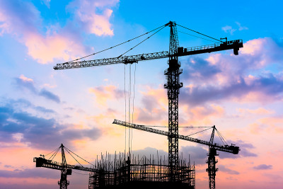 日落时分的起重机和建筑工地