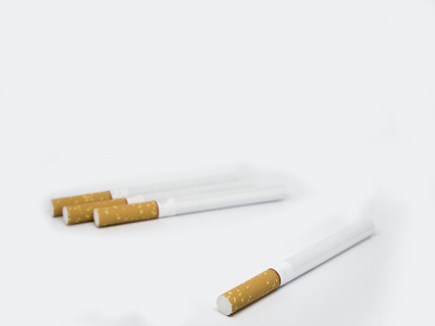 棕色香烟在孤立的白色背景上