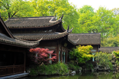 带有花园和鱼塘的古老东方建筑