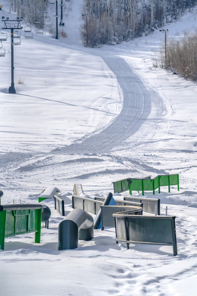 在公园城的一个阳光明媚的滑雪场滑雪和滑板滑雪的设备