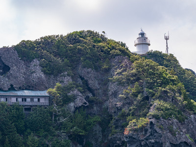 磐崎角位于伊豆半岛的南部海岸线，位于半岛最南端，日本静冈县。Irozaki角周围的海岸崎岖不平，相对