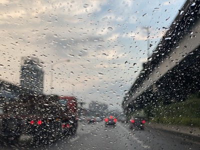 雨点落在车窗上