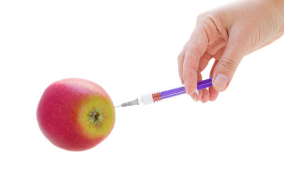 红苹果正在接受注射
