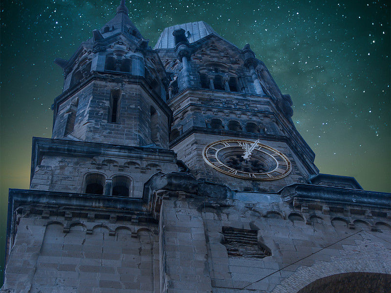 柏林著名的教堂Gedächtniskirche的星空夜景