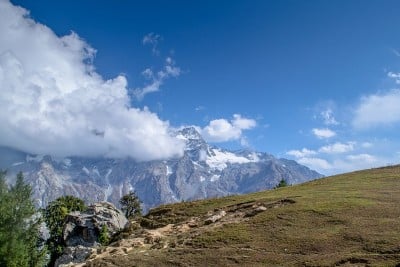 白雪覆盖的高山、高山草甸和当地的山区居民点