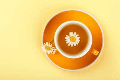 一杯黄色的甘菊凉茶