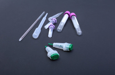 一套实验室用品。培养皿，分光光度计，血液测试，试管，