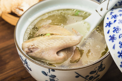 中国菜:鸽子炖蘑菇汤