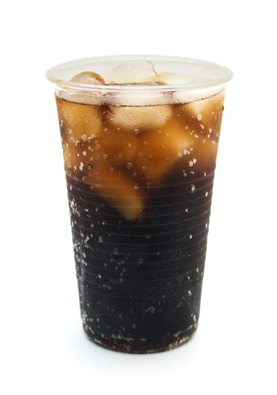 装满冰和可乐的塑料杯