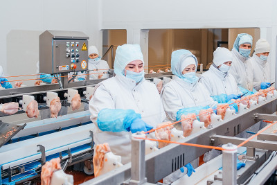 用肉类生产食品的工厂。肉类工厂的工业设备。现代化食品工厂的自动化生产线。工作的人。食品厂的生产线。