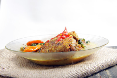 芒果是一种以鱼为主要食材的印尼食物，用一些香料、辣椒和牛奶椰子烹饪