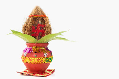 红牙山用椰子、芒果叶装饰的普加卡拉什，用于Navratri Pooja, Dussehra Puja