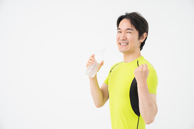 喝水的中年男人