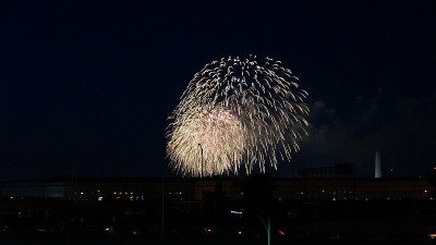 独立日在国防部上空燃放烟花。