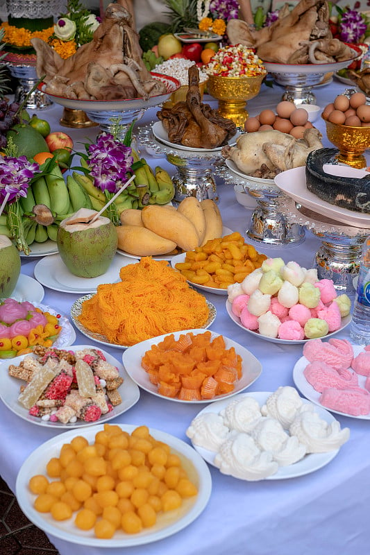 泰国曼谷:一种祭祀食物，用于祭祀神和祭祖。泰国文化中供奉神灵的传统祭品，包括食物、蔬菜和水果