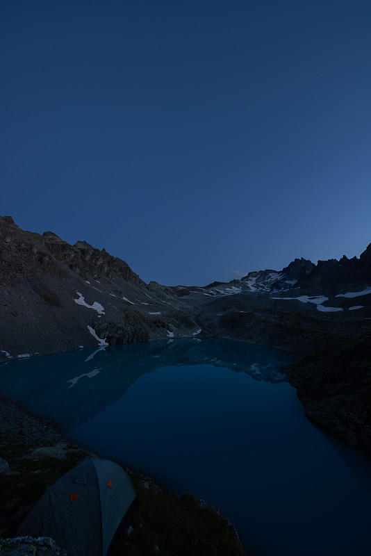 圣加仑州一个叫做Wildsee的高山湖泊的美丽景色。瑞士阿尔卑斯山壮丽的日落。帐篷在前面，景色很美，