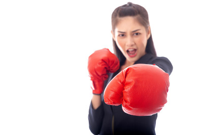 女商人拳击手套肖像，准备打架。