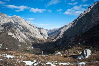 登山者站在荒野中