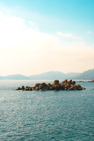 科西嘉岛帕隆巴加海滩的岩石岛