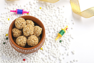 Til Gul OR Sweet Sesame Laddu与Fikri为印度节日Makar Sank