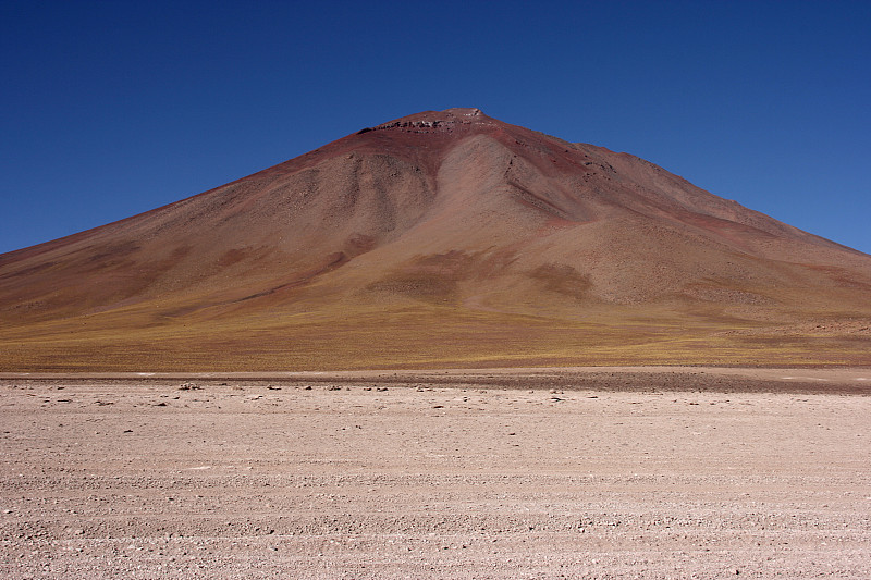 利坎卡武尔火山靠近拉古纳布兰卡高原，玻利维亚