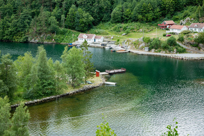 宁静的斯堪的纳维亚夏季景观，在挪威南部海岸的小村庄。