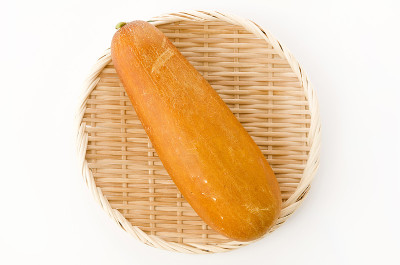 冲绳黄黄瓜，竹制滤锅，白底