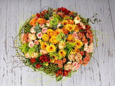 插花:玫瑰、菊花、黄花